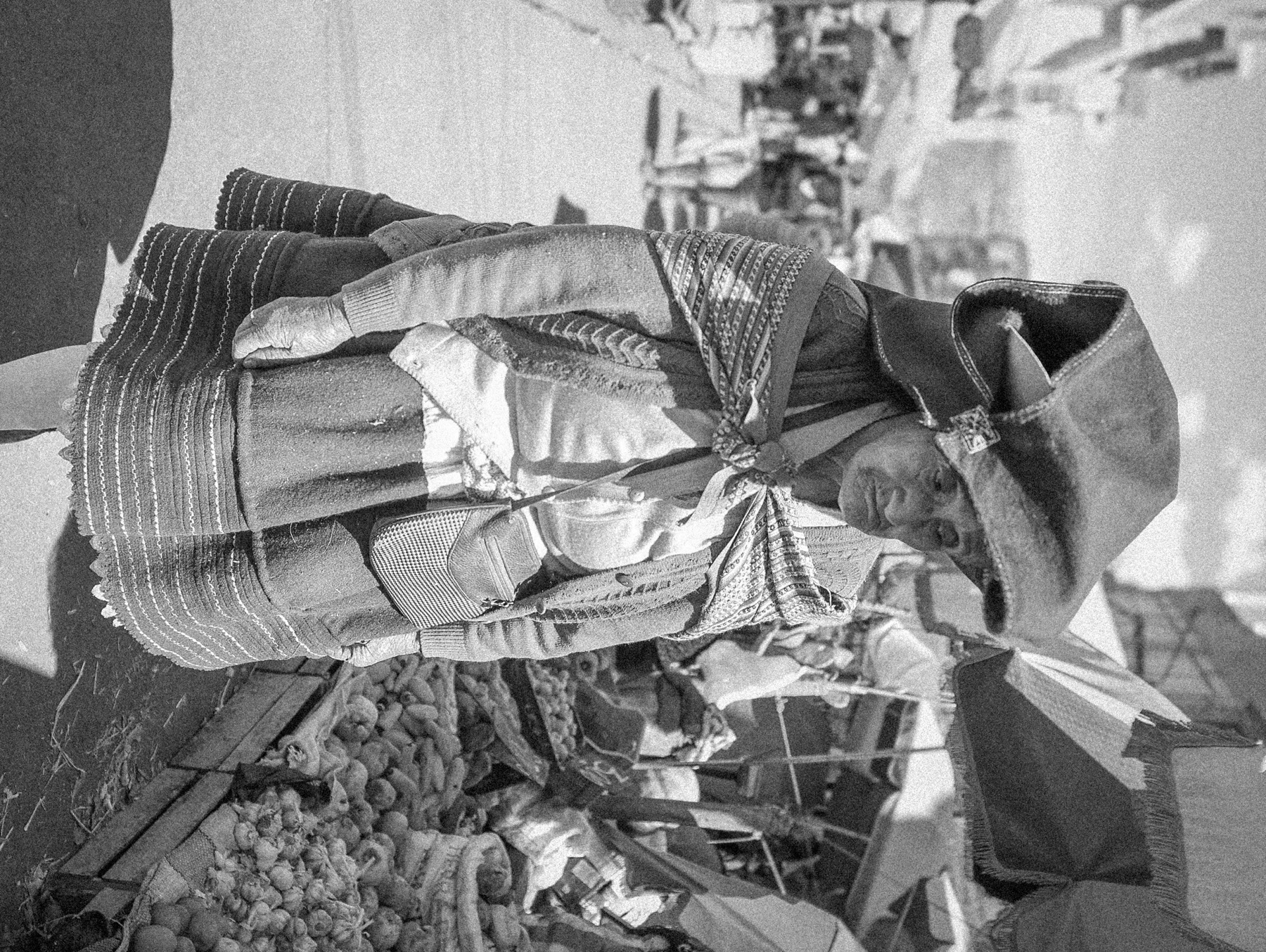 Peru — market vendor, black and white